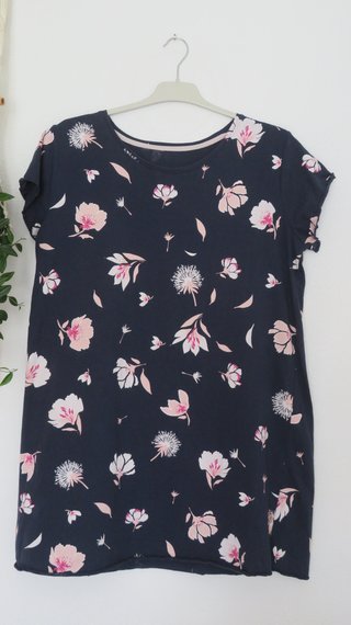 Vestido azul con flores rosas