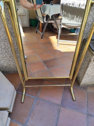 Espejo de pie dorado