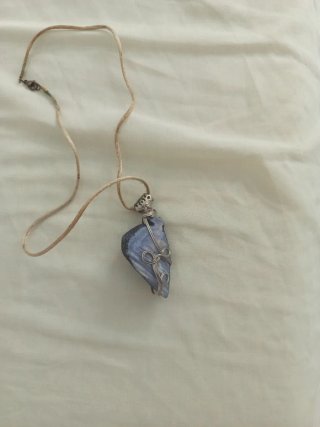 Collar con colgante de piedra azul y plata
