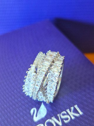 Anel Swarovski Hyperbola Twist