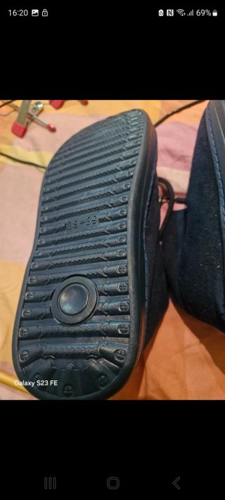 4 pares de zapatos y zapatillas número 39