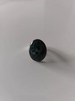 Anillo de piedra verde esmeralda.