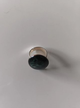 Anillo de piedra verde esmeralda.