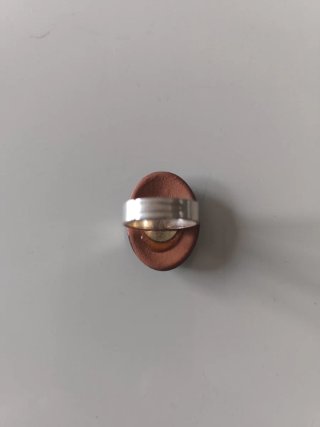 Anillo de piedra verde esmeralda.