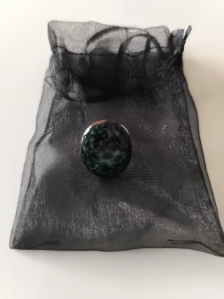 Anillo de piedra verde esmeralda.