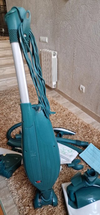 Aspiradora Vorwerk VK140 con todos los accesorios.