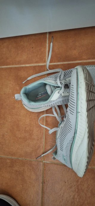 Deportivas Skechers grises y blancas
