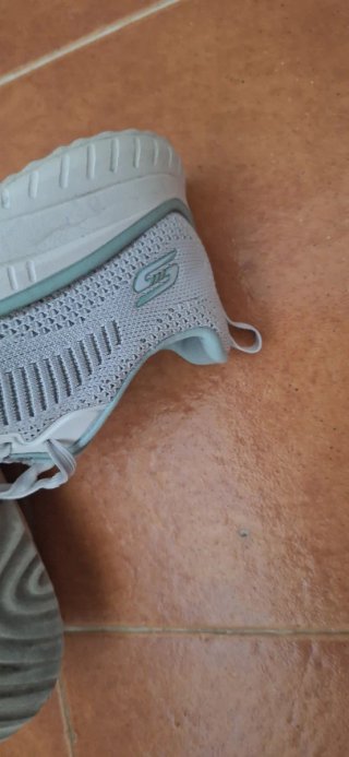 Deportivas Skechers grises y blancas