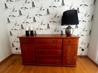 Aparador de madera maciza con cajones y puertas
