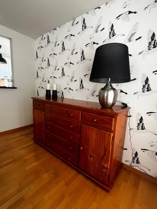 Aparador de madera maciza con cajones y puertas