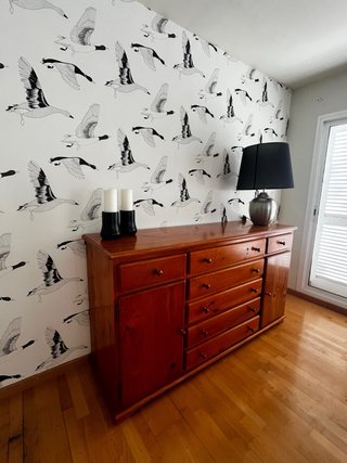 Aparador de madera maciza con cajones y puertas