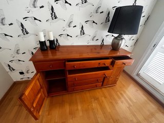 Aparador de madera maciza con cajones y puertas