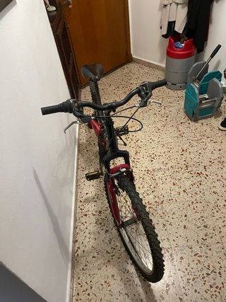 Bicicleta Montaña Negra y Roja