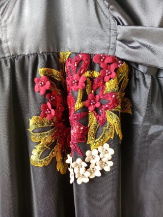 Vestido de fiesta premamá negro y rojo