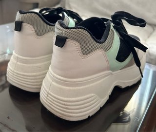 Zapatillas deportivas grises, teja y blancas