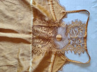 Blusa dorada con encaje