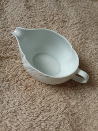Salsera de porcelana blanca con detalles rosas