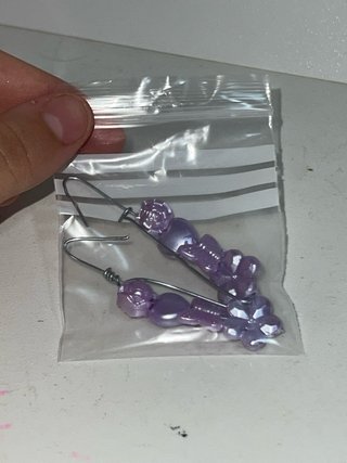 Pendientes hechos a mano con abalorios morados