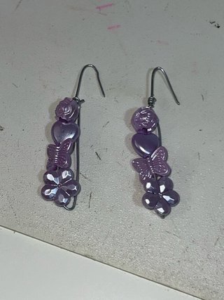 Pendientes hechos a mano con abalorios morados