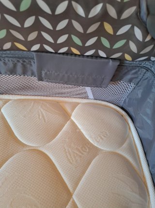 Cuna con colchón.