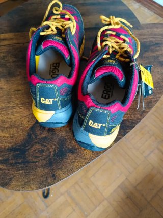 Zapatos de seguridad CAT negros y rojos