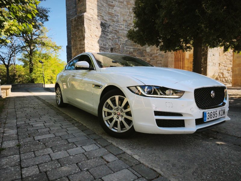 Jaguar XE 2017 - foto 1