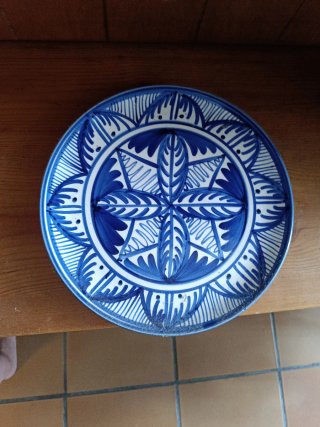 Plato de cerámica decorado azul y blanco
