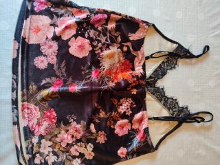 Blusa floral con encajes