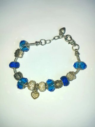 Pulsera con dijes de corazón y huella