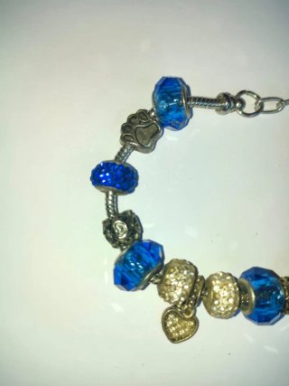 Pulsera con dijes de corazón y huella