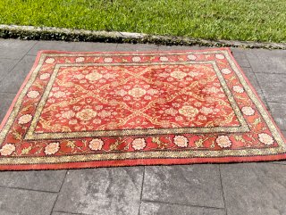 Alfombra de lana con diseño floral