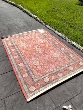 Alfombra de lana con diseño floral