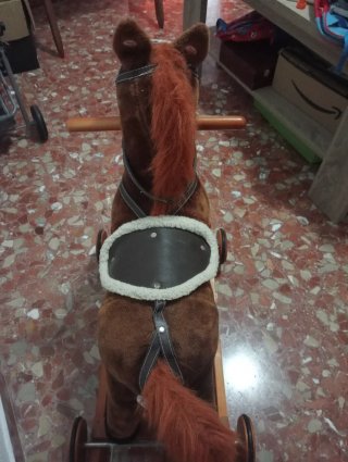 Caballo balancín de peluche