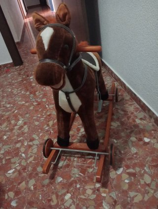 Caballo balancín de peluche