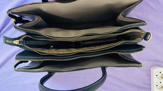 Bolso negro con detalle dorado