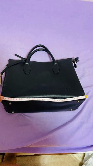 Bolso negro con detalle dorado