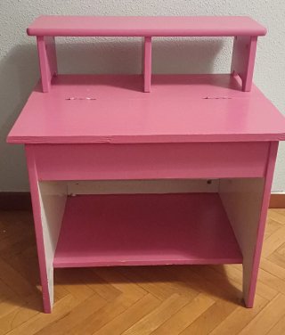 Escritorio infantil rosa con estante