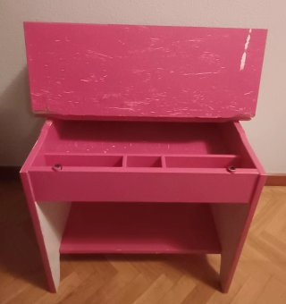 Escritorio infantil rosa con estante