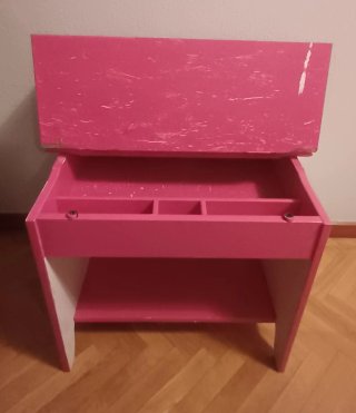 Escritorio infantil rosa con estante