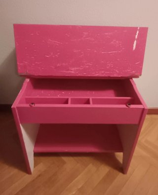 Escritorio infantil rosa con estante