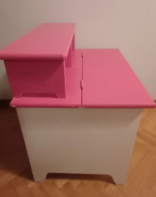 Escritorio infantil rosa con estante