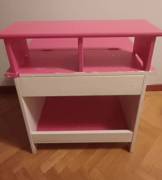 Escritorio infantil rosa con estante
