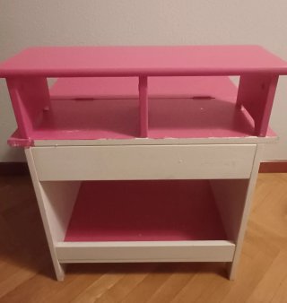 Escritorio infantil rosa con estante