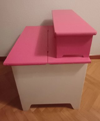 Escritorio infantil rosa con estante