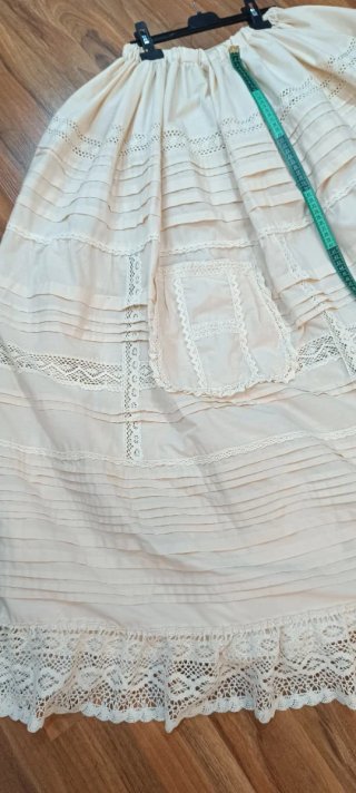 Enagua beige con encajes y jaretas