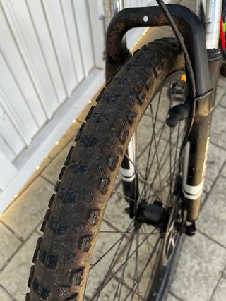 Bicicleta MTB WST Quake 7116 (27,5") negra y roja.
