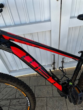 Bicicleta MTB WST Quake 7116 (27,5") negra y roja.
