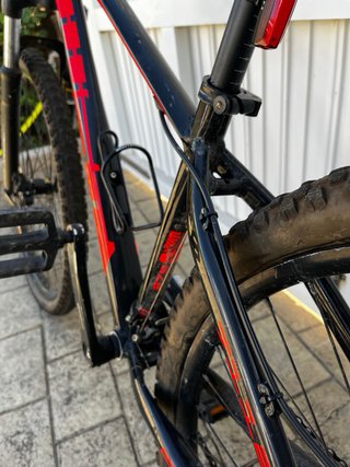 Bicicleta MTB WST Quake 7116 (27,5") negra y roja.