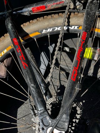 Bicicleta MTB WST Quake 7116 (27,5") negra y roja.