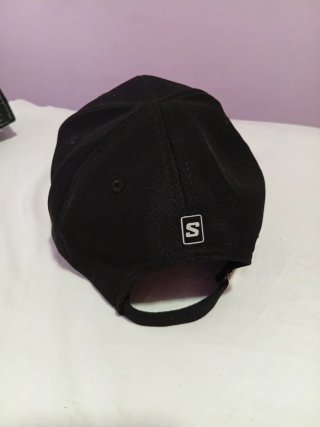 Gorra Salomon Negra Logo Metal